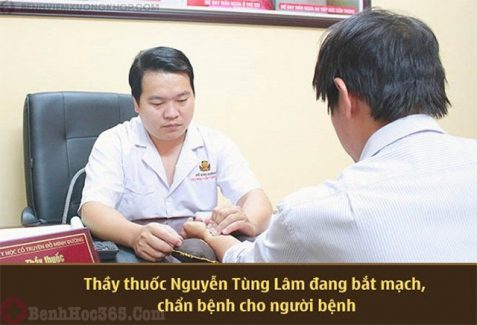 BS Lâm thăm khám bệnh cho bệnh nhân