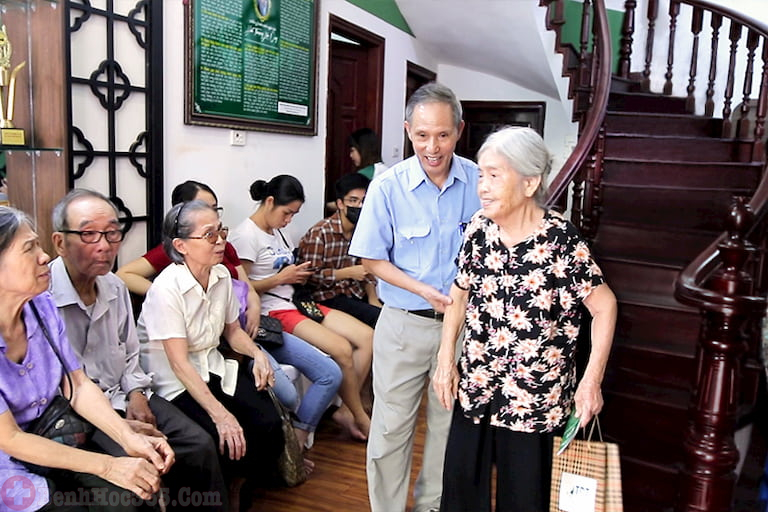 Trung tâm Thuốc dân tộc là một trong những cơ sở y tế điều trị bằng Đông y đông khách nhất hiện nay