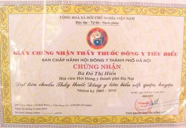 Giấy chứng nhận Thầy thuốc Đông y tiêu biểu và Giấy chứng nhận hành nghề của nữ lương y Đỗ Thị Hiển